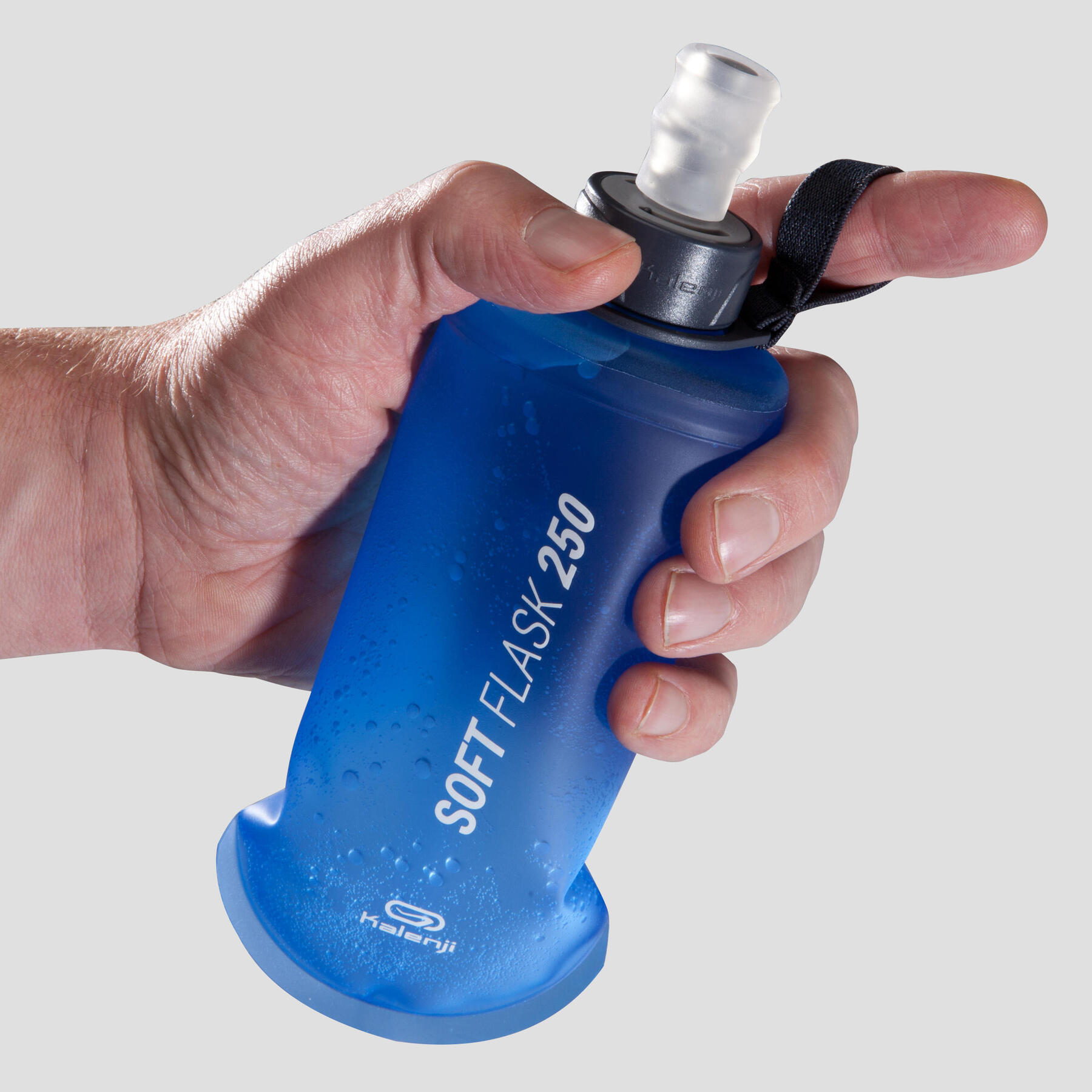 Mężczyzna trzymajacy w ręku softflask z wodą