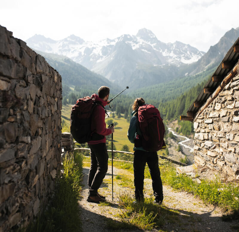 Trekkeurs-devant-un-refuge