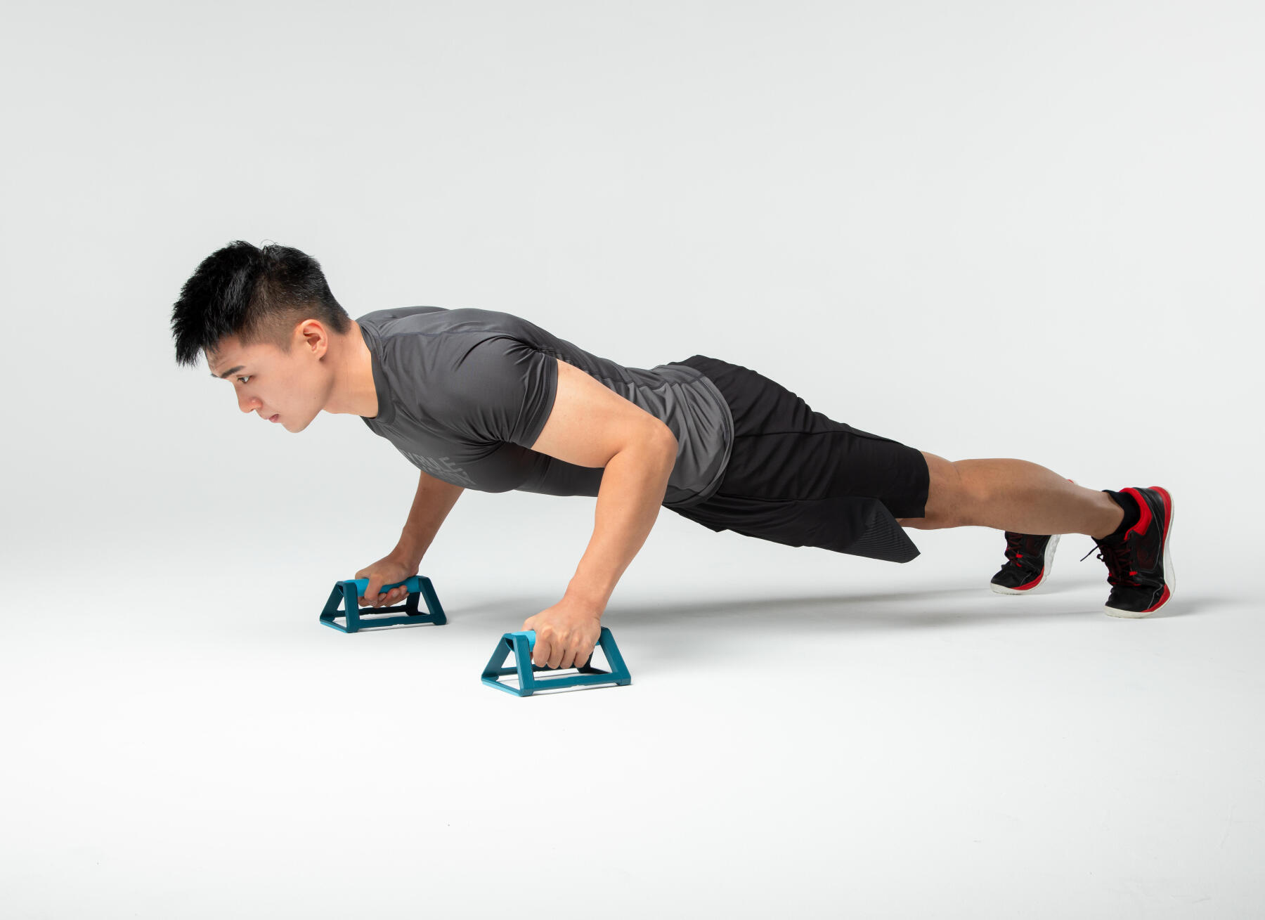 OS MOVIMENTOS BASE DA MUSCULAÇÃO OS MOVIMENTOS BASE DA MUSCULAÇÃO