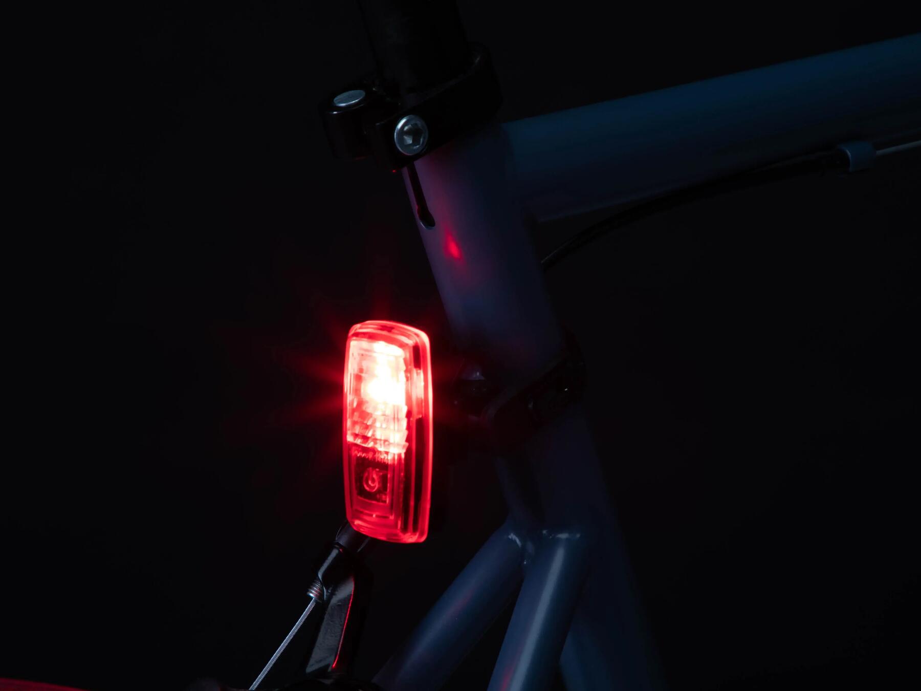 Świecące tylne oświetlenie w rowerze elektrycznym