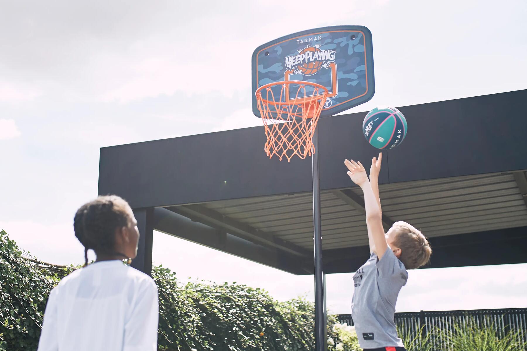 Kinder am Basketballspielen im freien