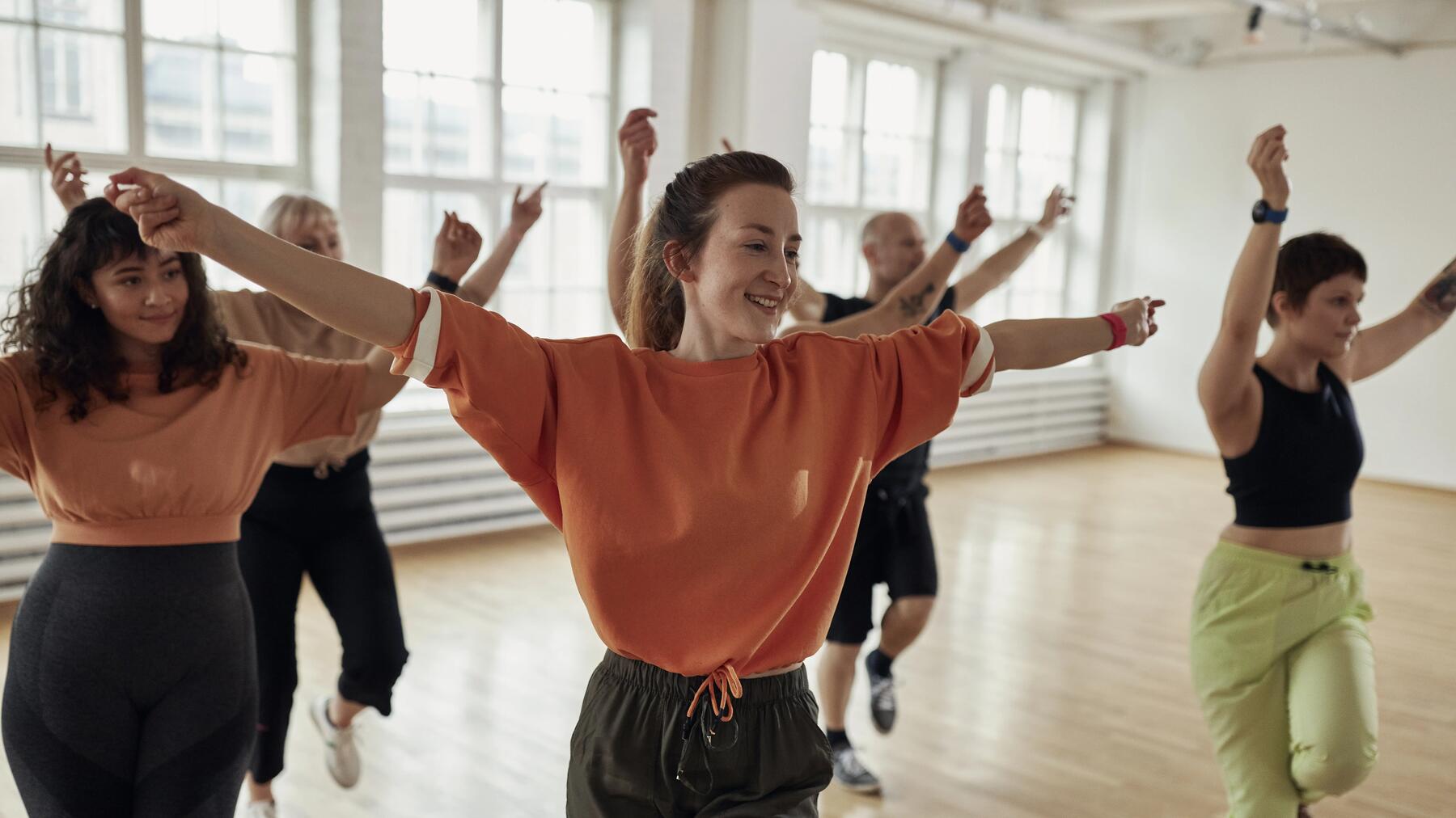 Frauen trainieren gemeinsam in einem hochintensiven Group-Fitness-Kurs: BODYATTACK!