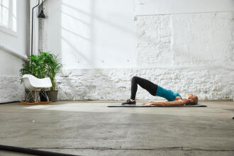 femme faisant des étirements sur un tapis de yoga