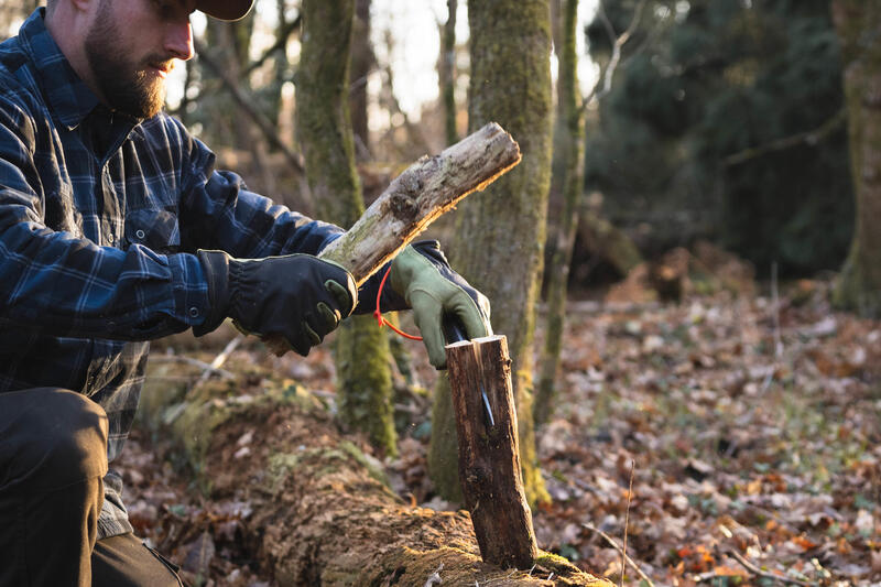 Jak rąbać drewno siekierą? Czym rąbać drewno w bezpieczny sposób?