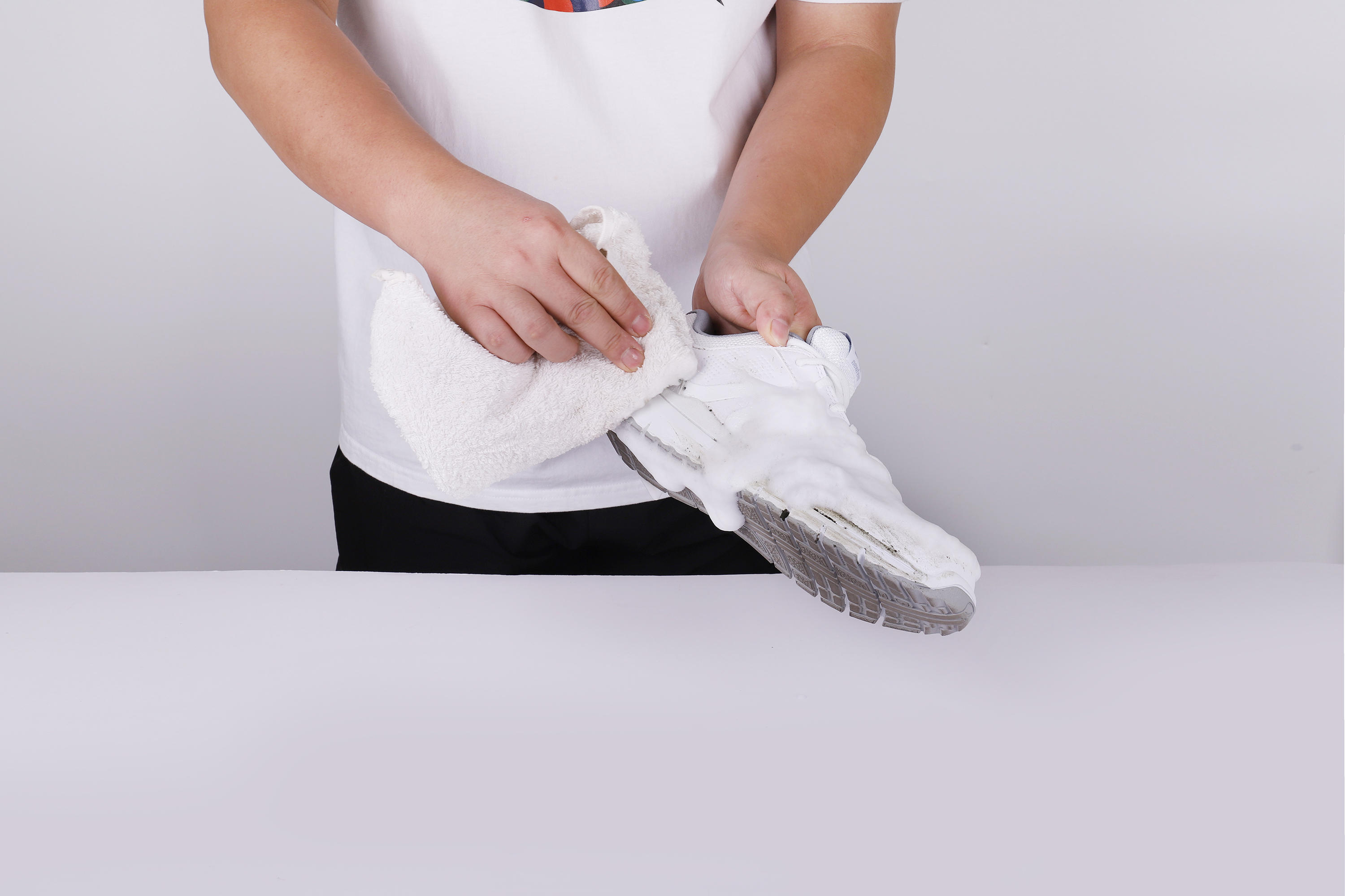 mężczyzna czyszczący buty sportowe