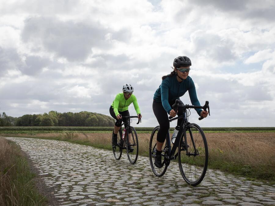 Fahrradfahrer mit Fahrradtrikots und Helm