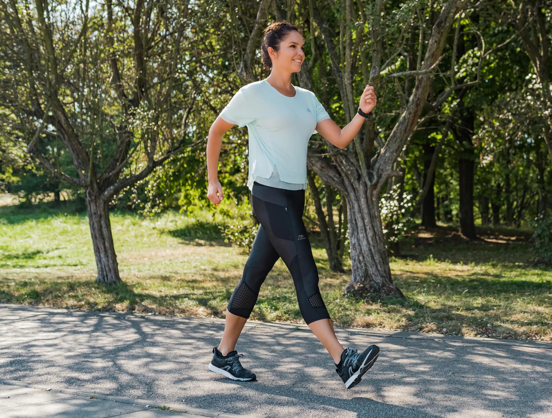 Mujer saliendo a caminar