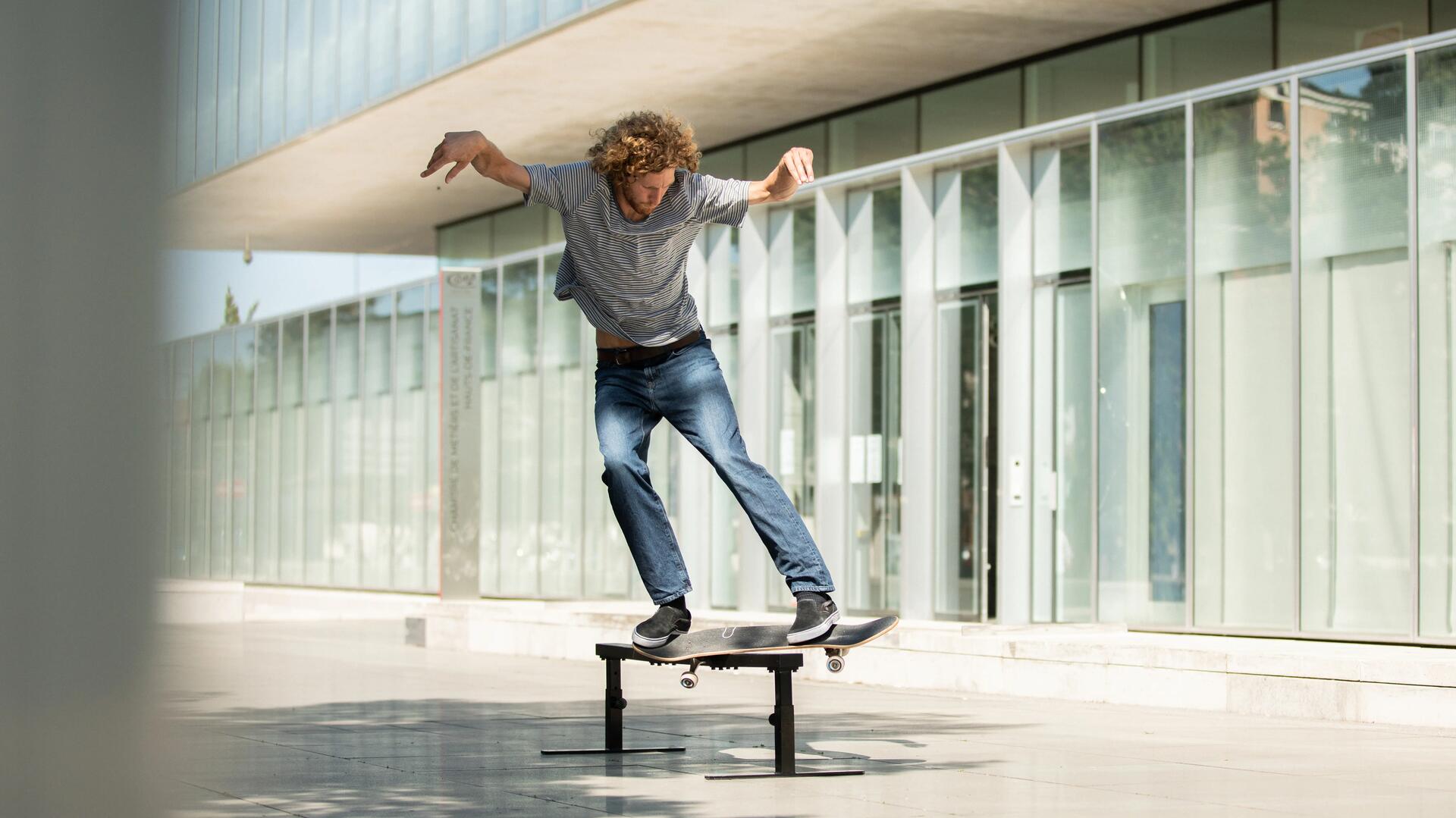 Mann auf einem Skateboard
