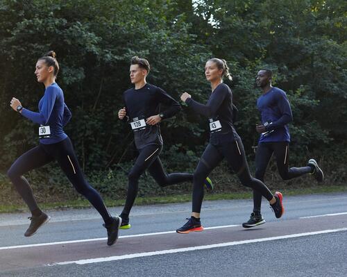 4 people participating to a running event