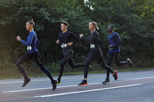 4 people participating to a running event