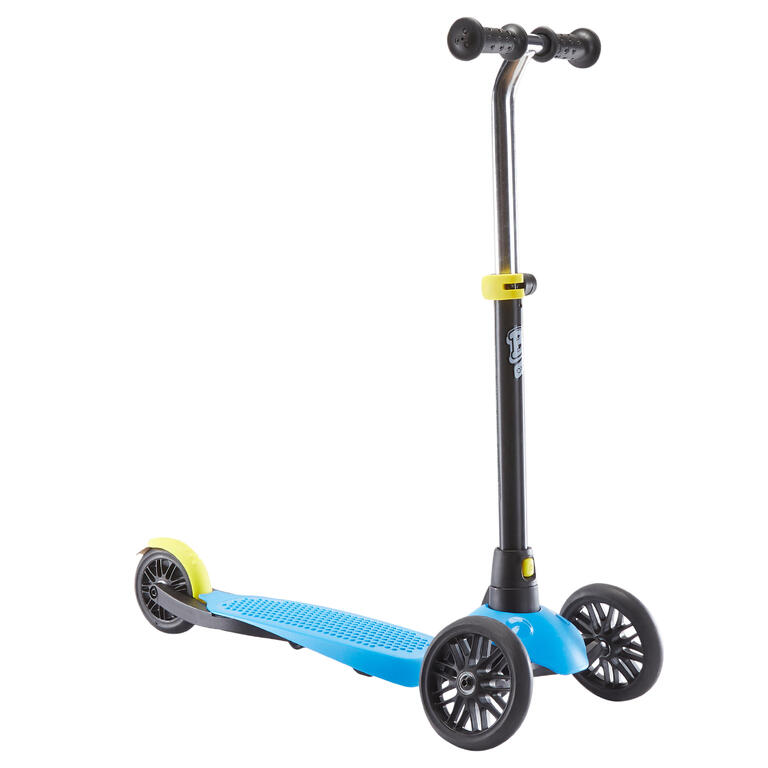 Plavi dečiji trotinetu sa tri točka i crnim upravljačem na beloj pozadini.
