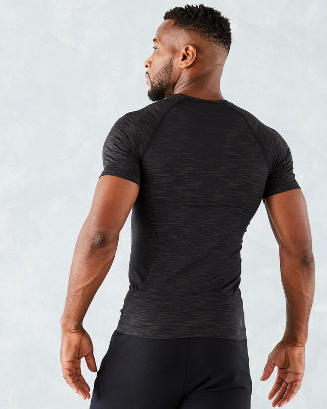 Mann in Slim Fit T-Shirt von hinten