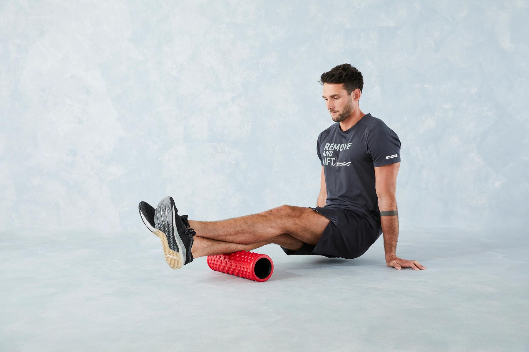 hombre con foam roller bajo gemelos