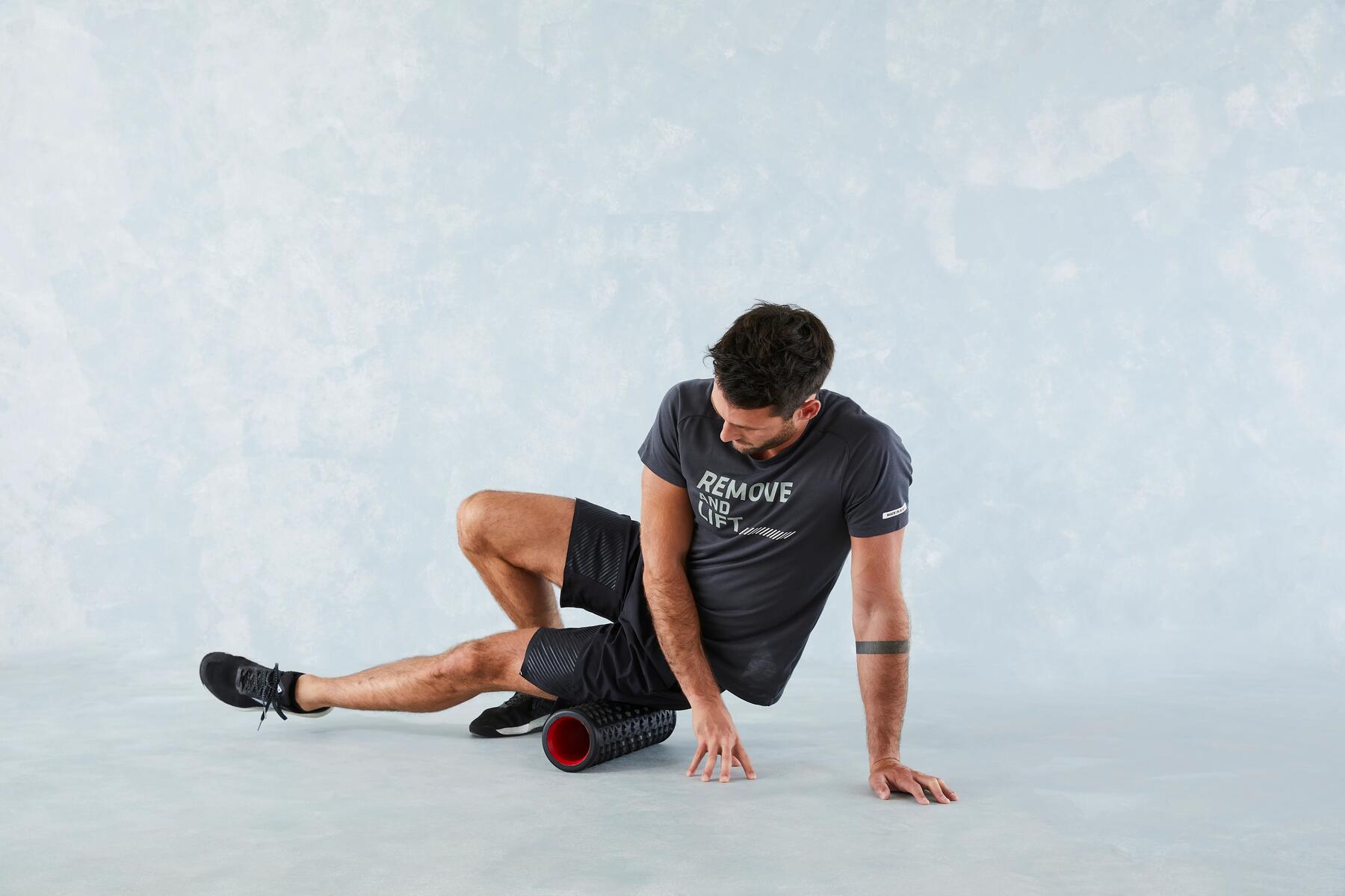 hombre liberando banda iliotibial con foam roller