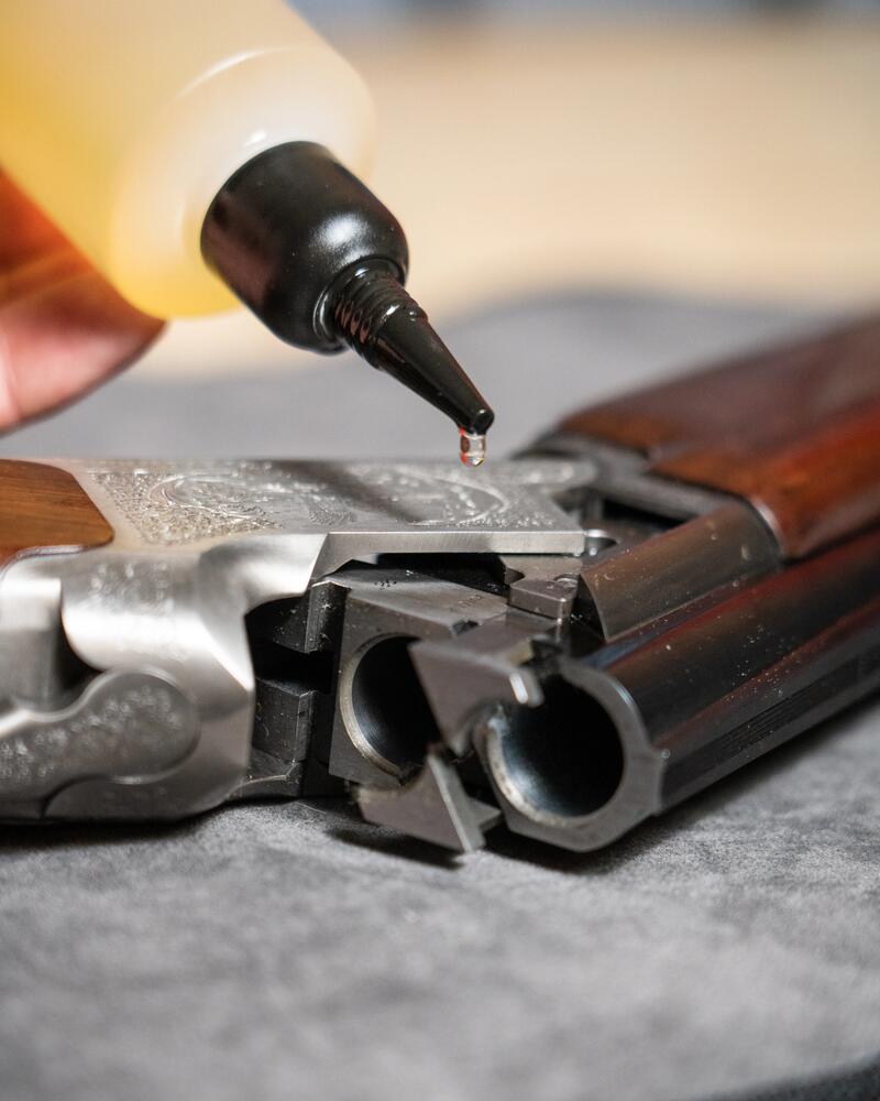 Etwas Waffenöl wird gerade auf eine Waffe gegeben