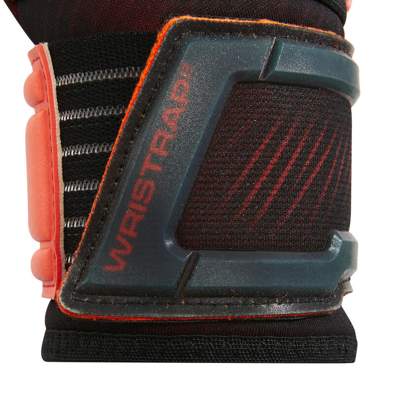 Fotbalové brankářské rukavice s plochými švy F900 černo-červené