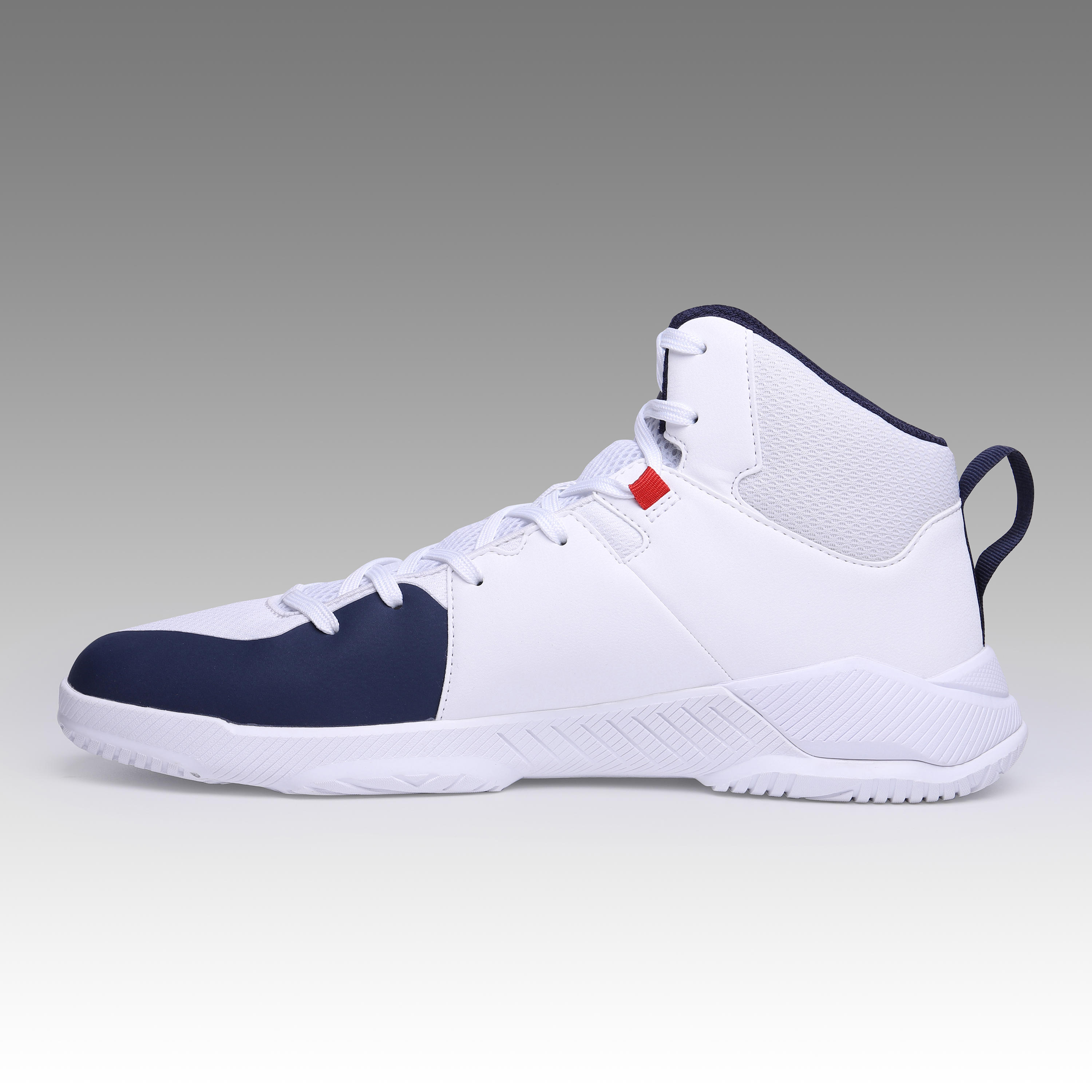white nike basketball shoes high tops
