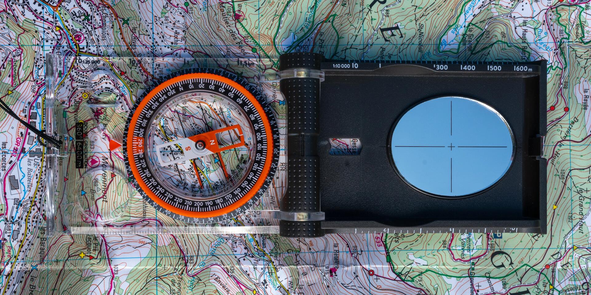 Explorer 900 compass with sighting mirror