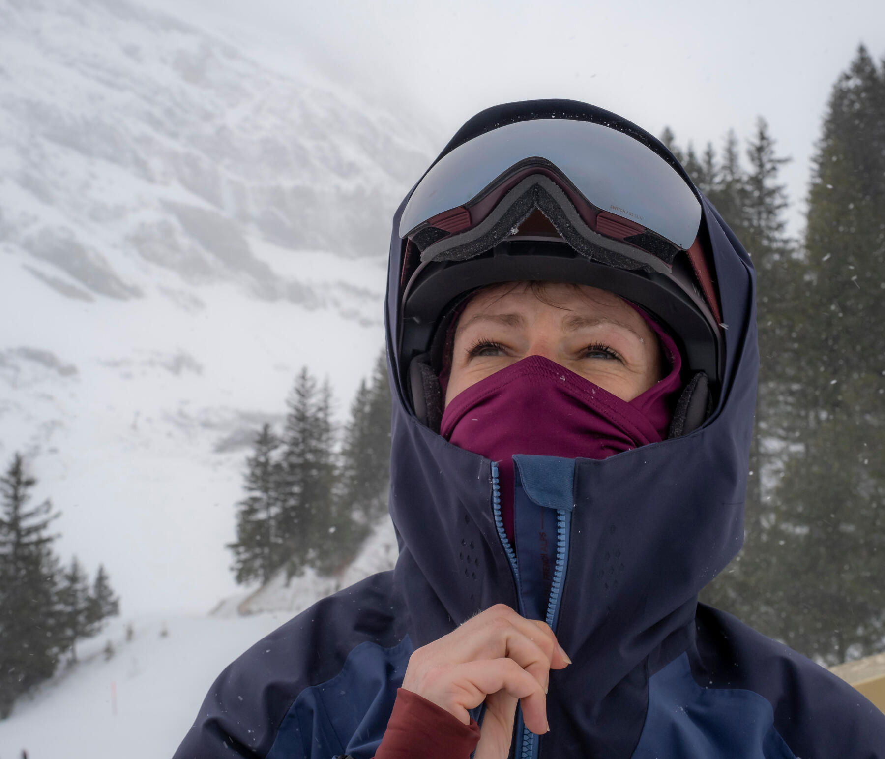 femme fermant sa veste de ski