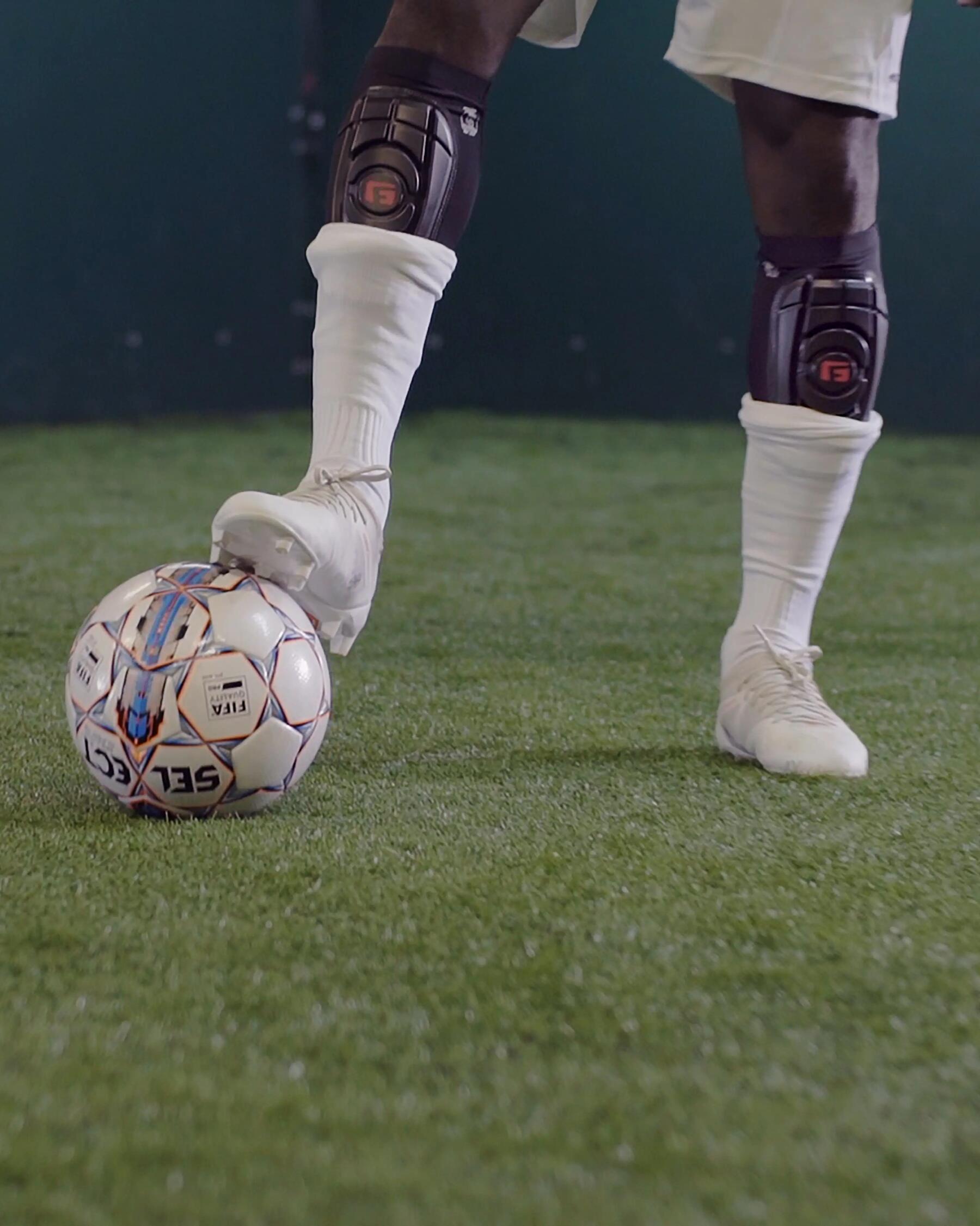 Mann dribbelt mit dem Fußball