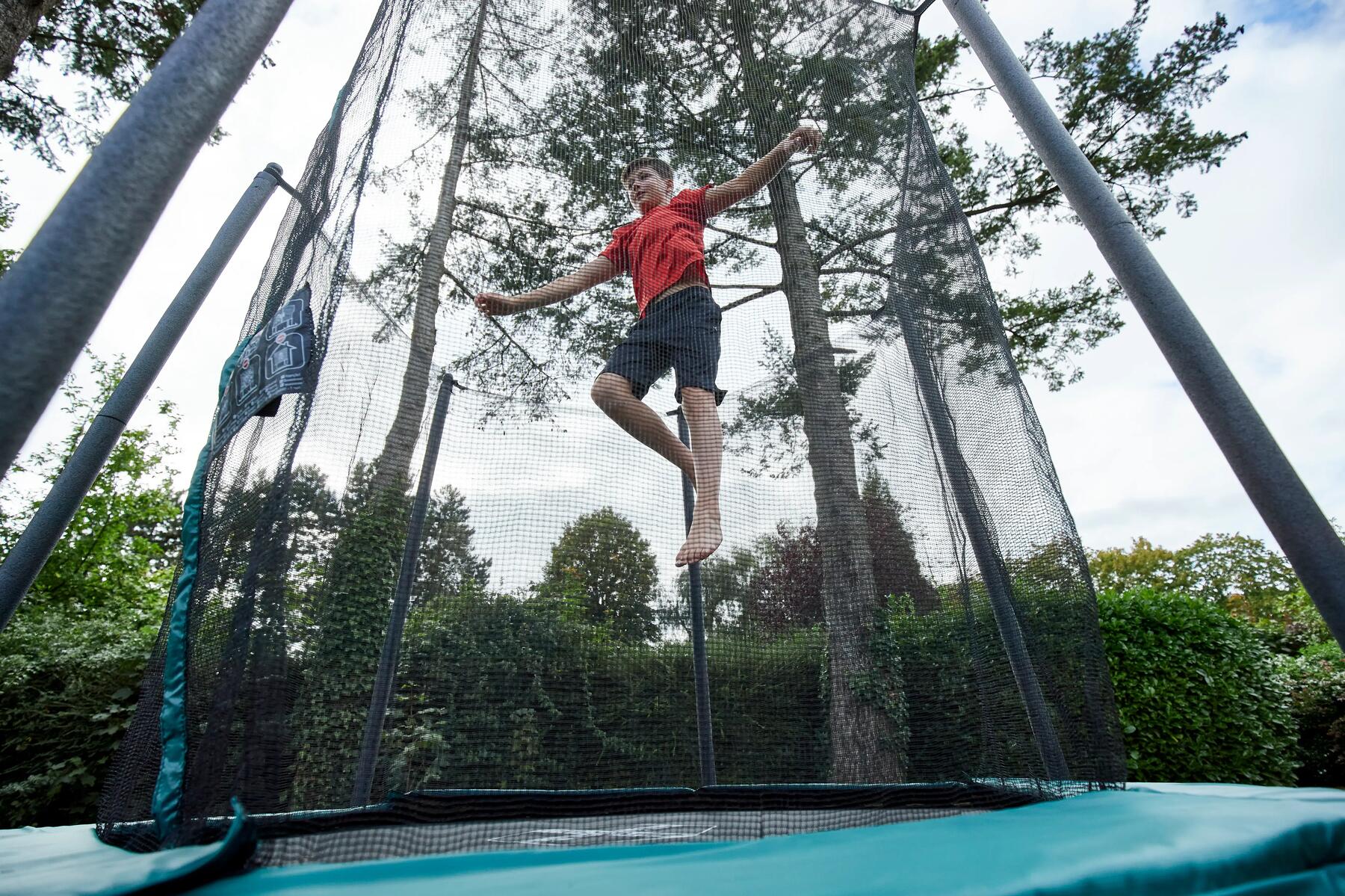 Ein Junge springt auf einem Trampolin