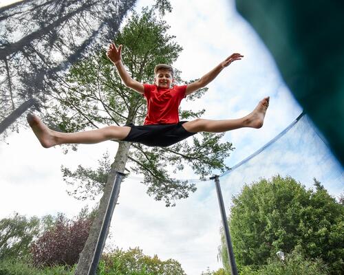 Trampoline : comment l’entretenir à l’arrivée des beaux jours ?