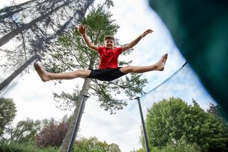 Trampoline : comment l’entretenir à l’arrivée des beaux jours ?