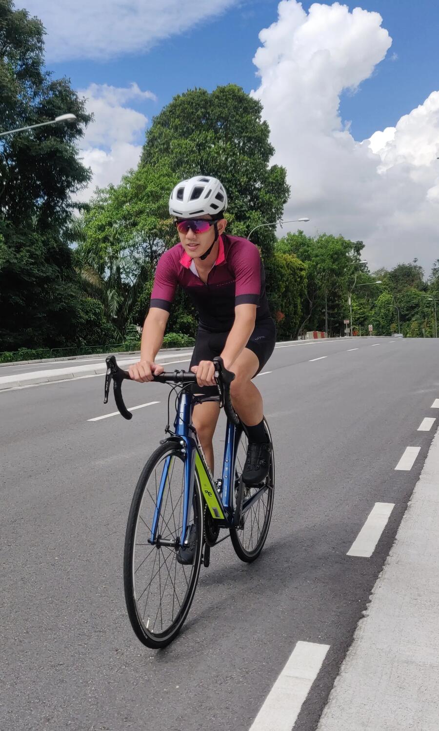 Rennradfahrer auf der Straße