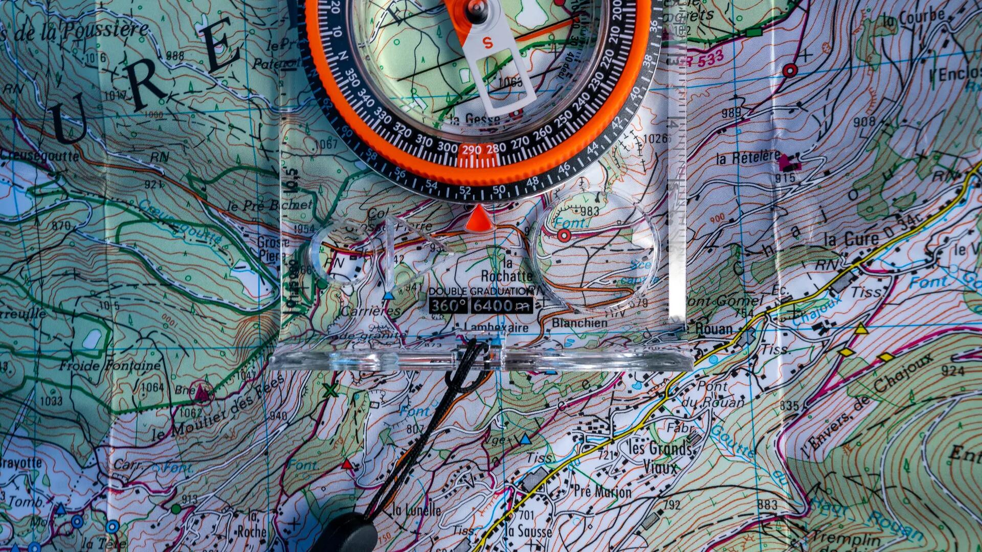 kompas i mapa do biegów na orientację