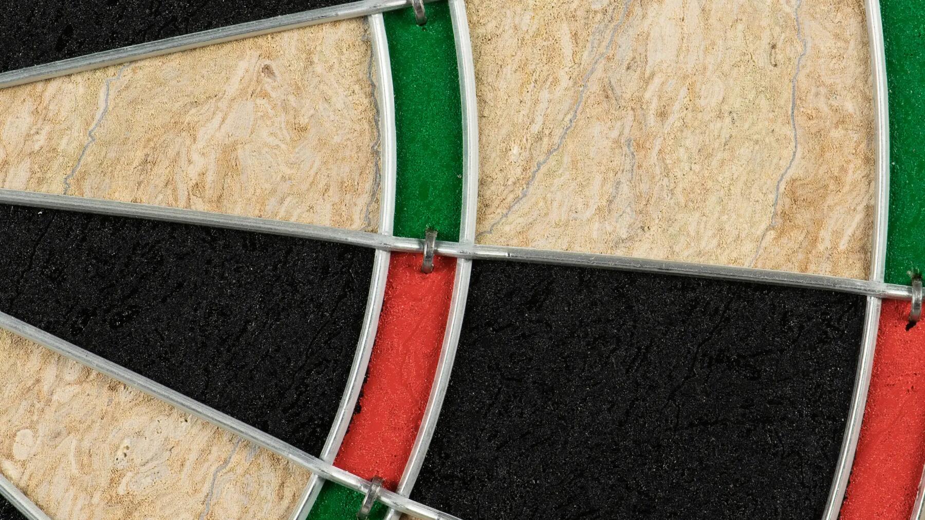 Het metaal van een dartbord, waar een bouncer op gegooit kan worden