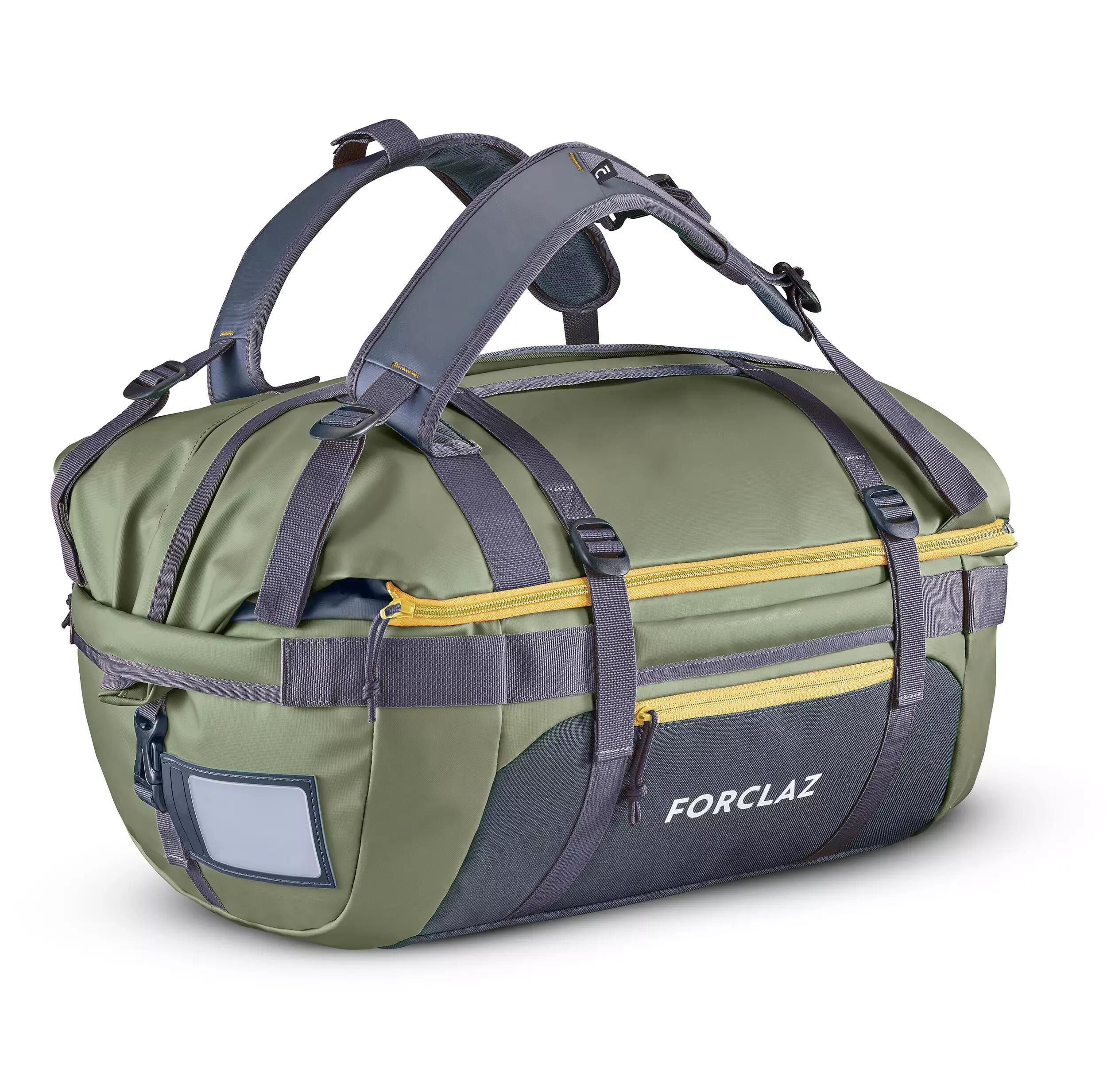 Een groene Extend 40/60L-tas voor trekking repareren
