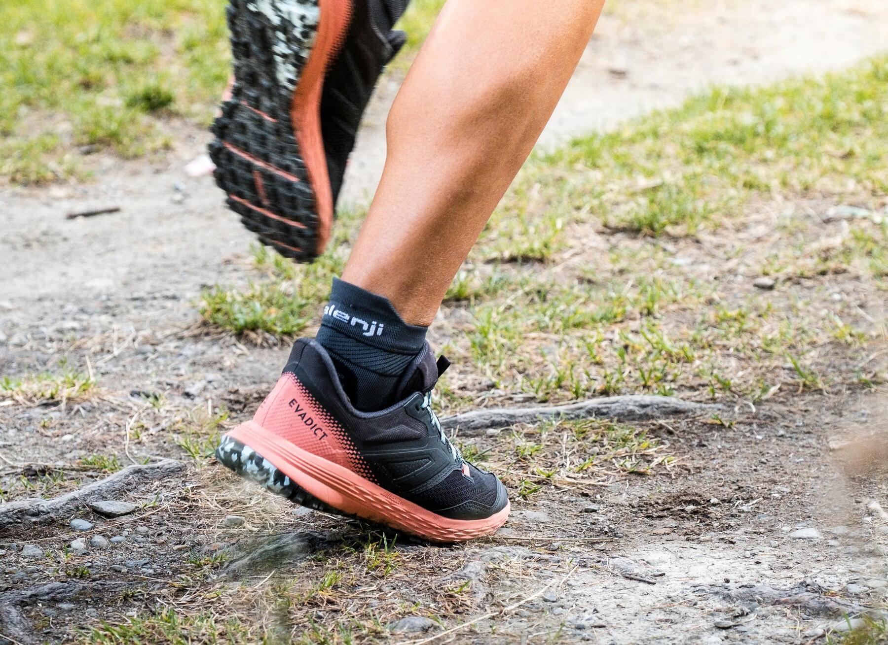 Frau joggt in der Natur