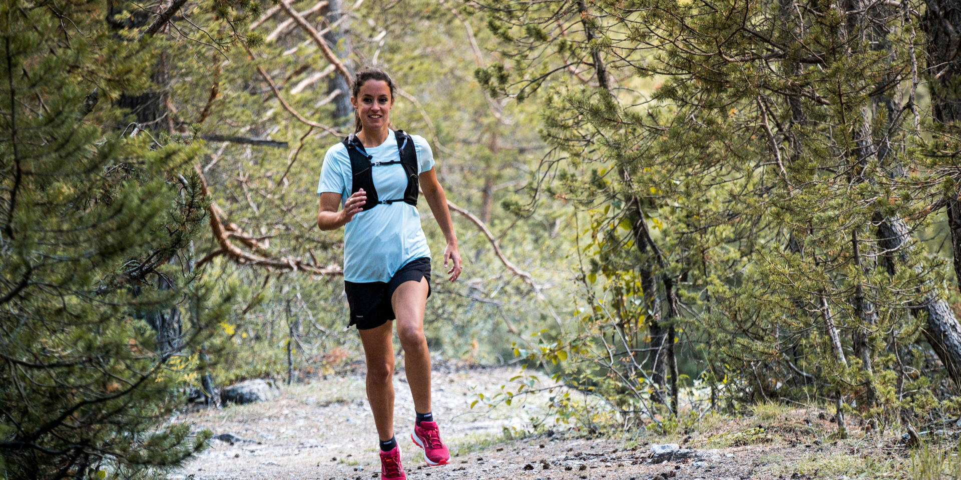 Photo d'une femme pendant une session de course à pied