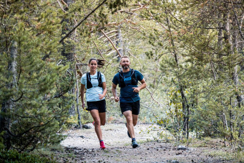 deux personnes qui courent en forêt