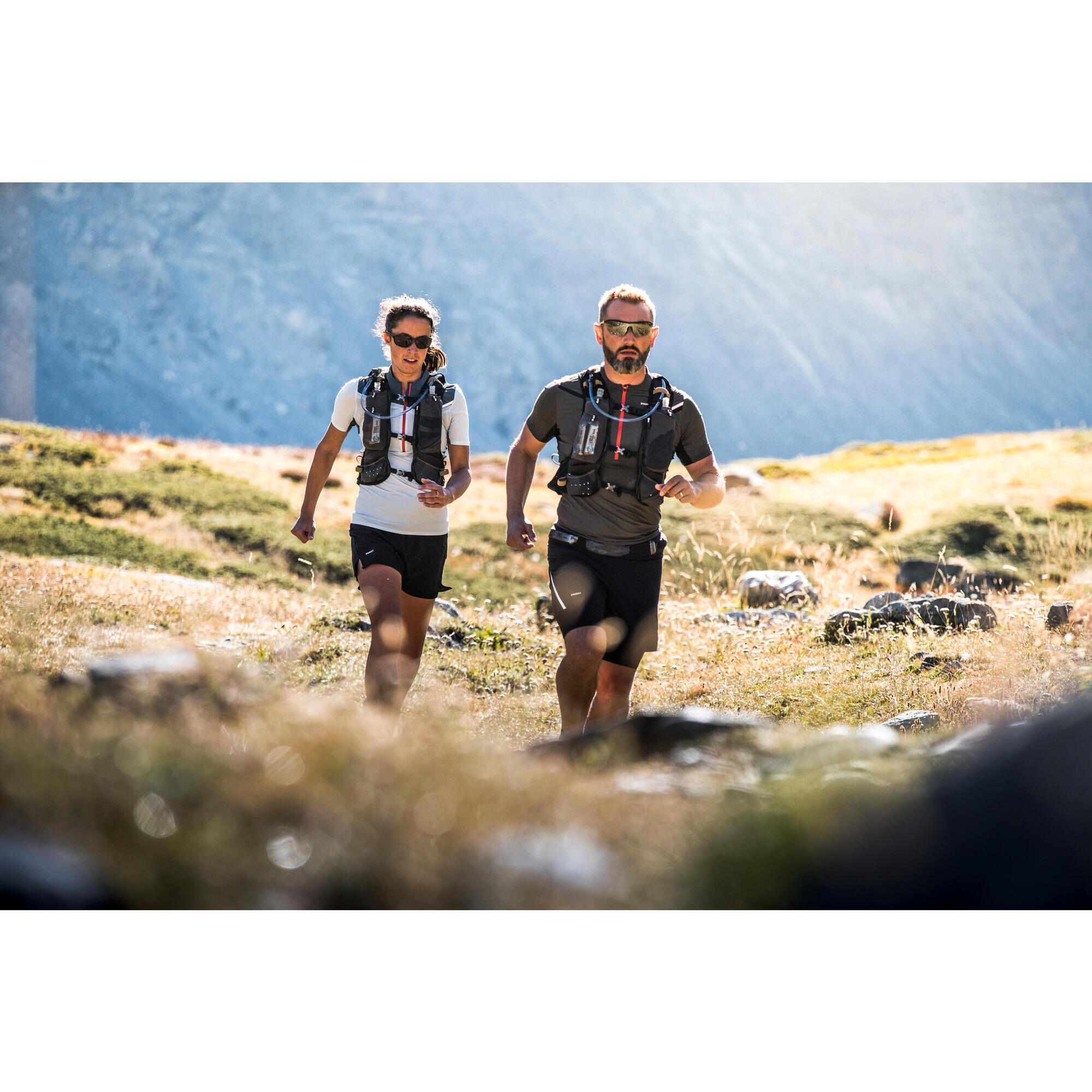 MAGLIETTA A MANICHE CORTE DA UOMO CON ZIP PER IL TRAIL RUNNING KAKHI