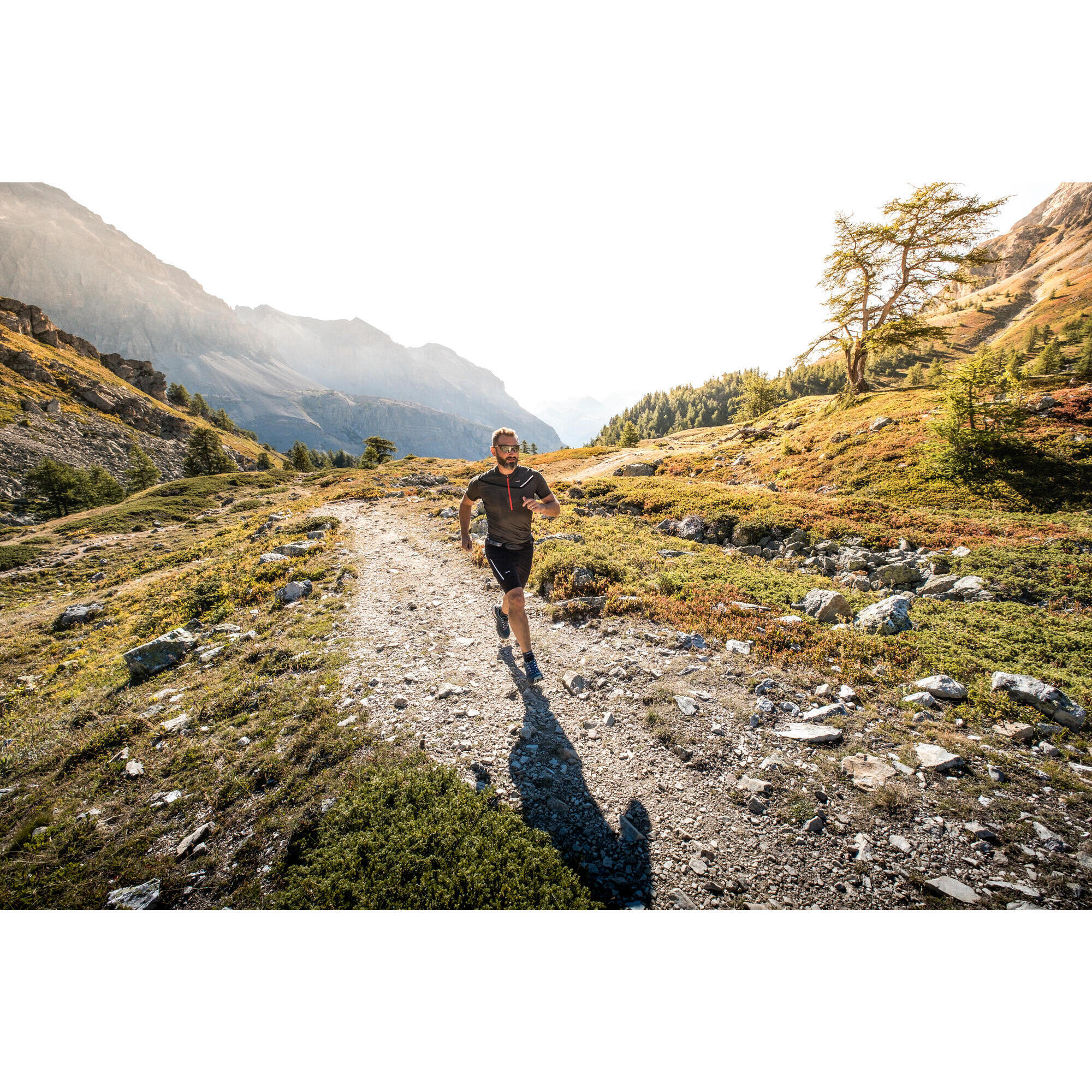 MAGLIETTA A MANICHE CORTE DA UOMO CON ZIP PER IL TRAIL RUNNING KAKHI