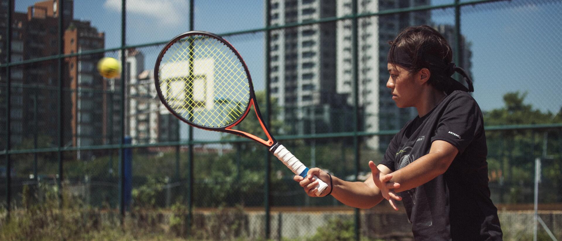 kobieta trzymająca rakietę do tenisa ziemnego w dłoni