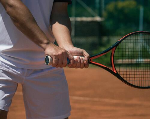 CUM SĂ ALEGEȚI O RACHETĂ DE TENIS PENTRU ADULȚI?