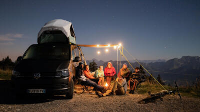 grupo-de-pessoas-a-acampar-em-carrinha.jpg