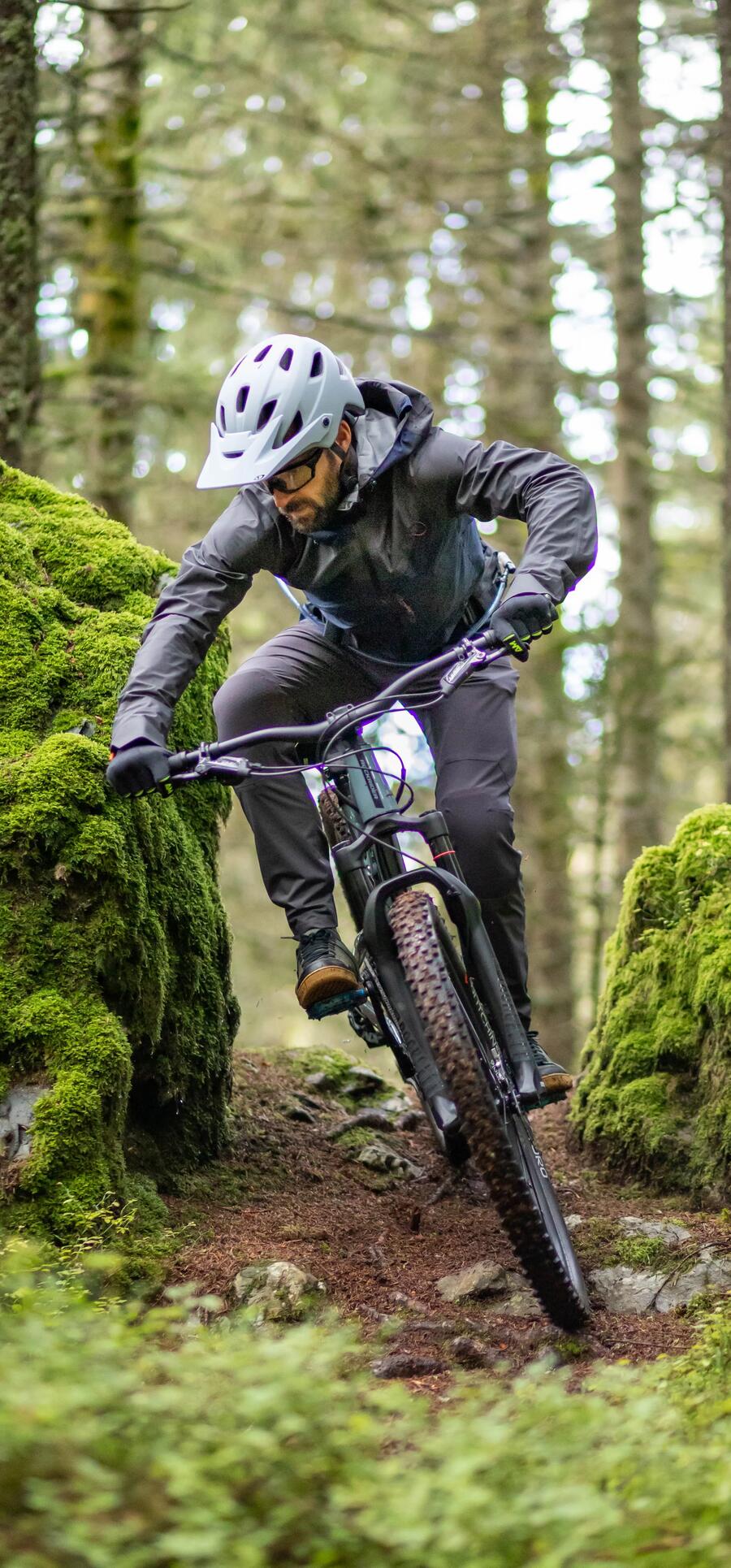 Mann fährt mit Mountainbike im Gelände