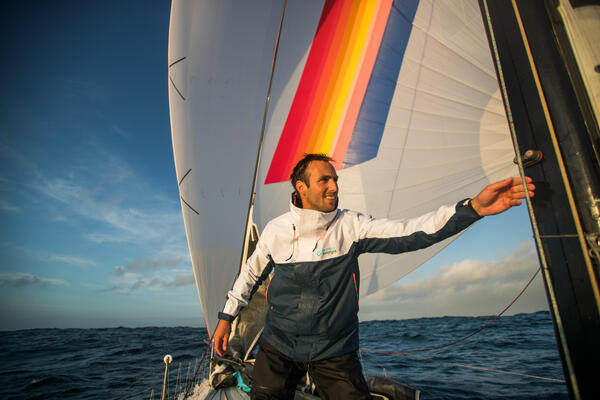 persona en velero con chaqueta