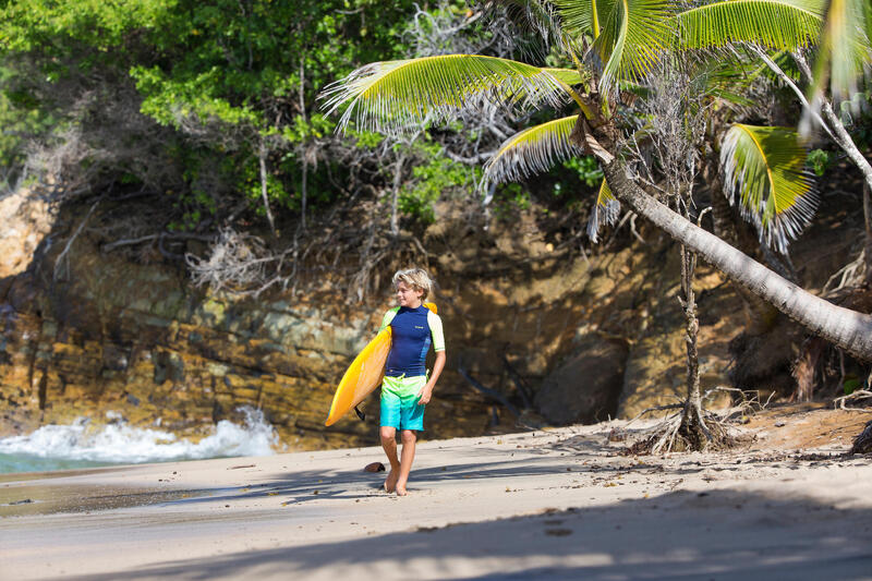 Niño haciendo surf