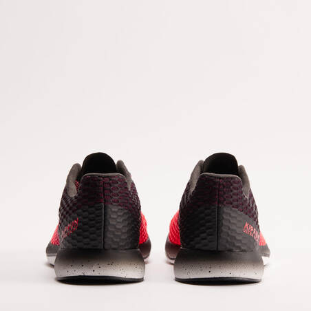 Sepatu Lari Pria Kiprun Ultra ringan - hitam pink