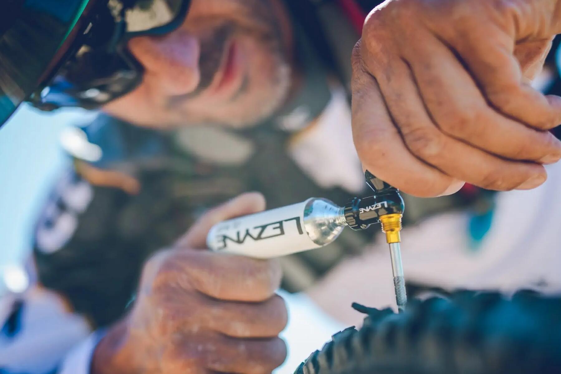 hombre reparando pinchazo tubeless