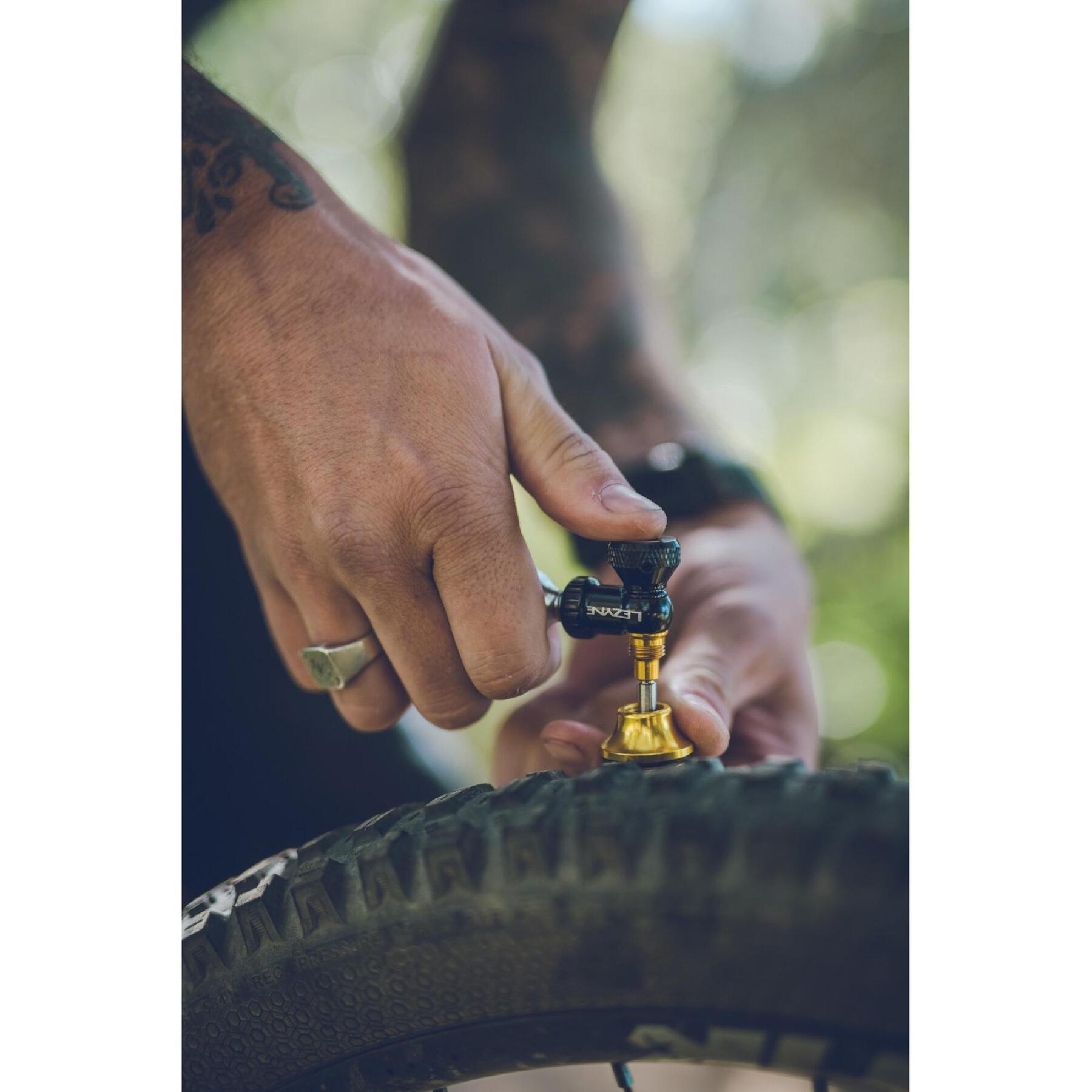 Réparer Un Pneu De Vélo Crevé à L'aide De Colle Et De Patch