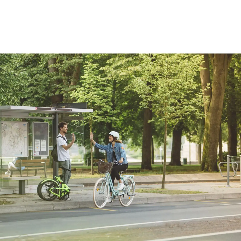 REGULI DE CIRCULAȚIE ȘI DE SIGURANȚĂ PENTRU BICICLIȘTI – CE ESTE OBLIGATORIU, OPȚIONAL ȘI PERMIS
