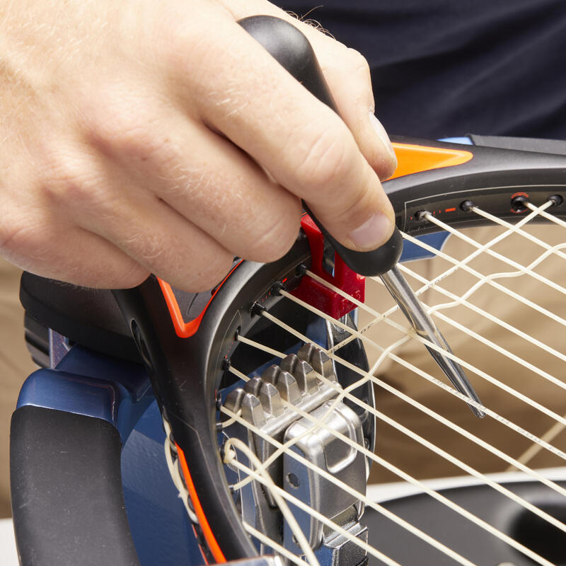 Pose de cordage sur raquette neuve dans le même panier