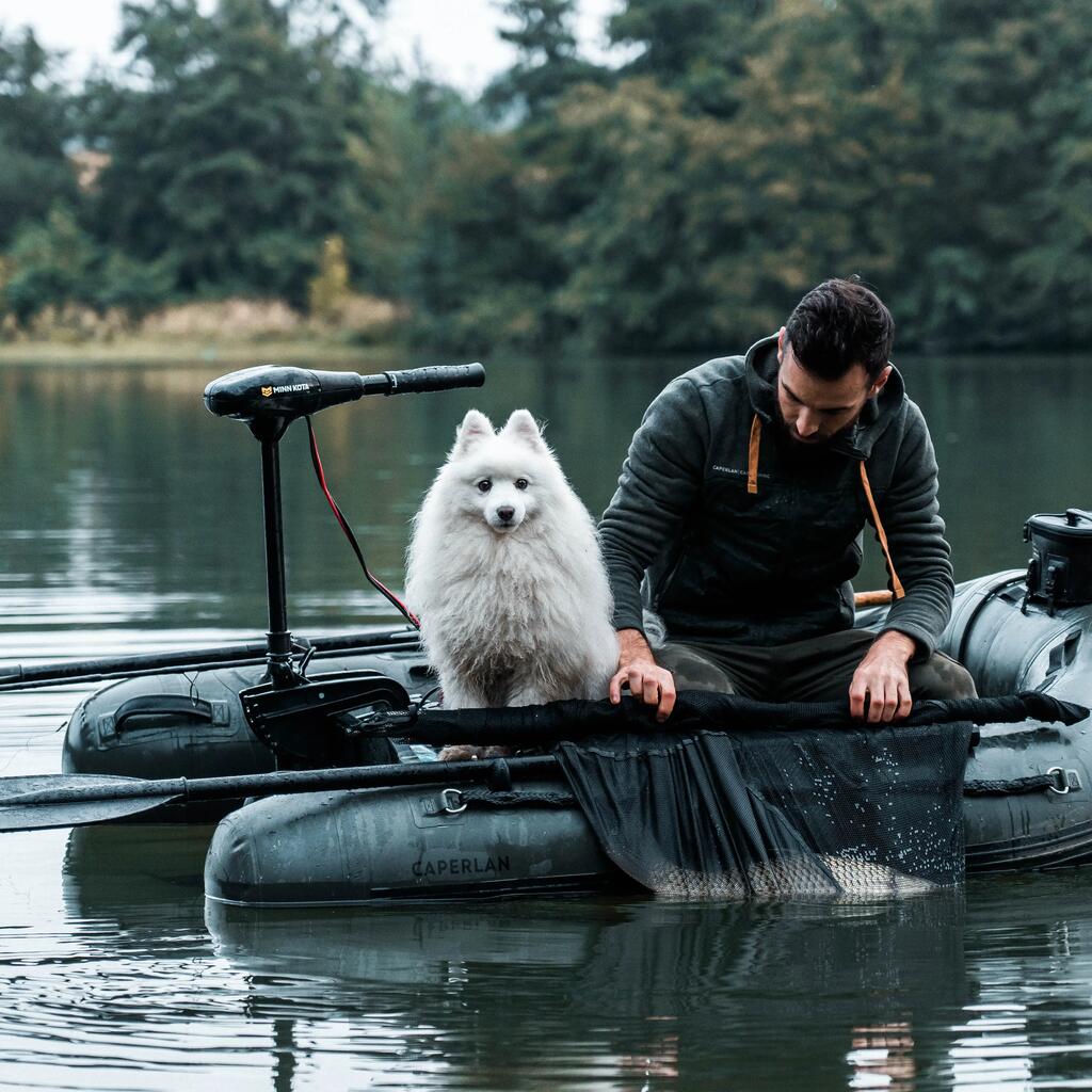 Ein Angler sitzt im Schlauchboot