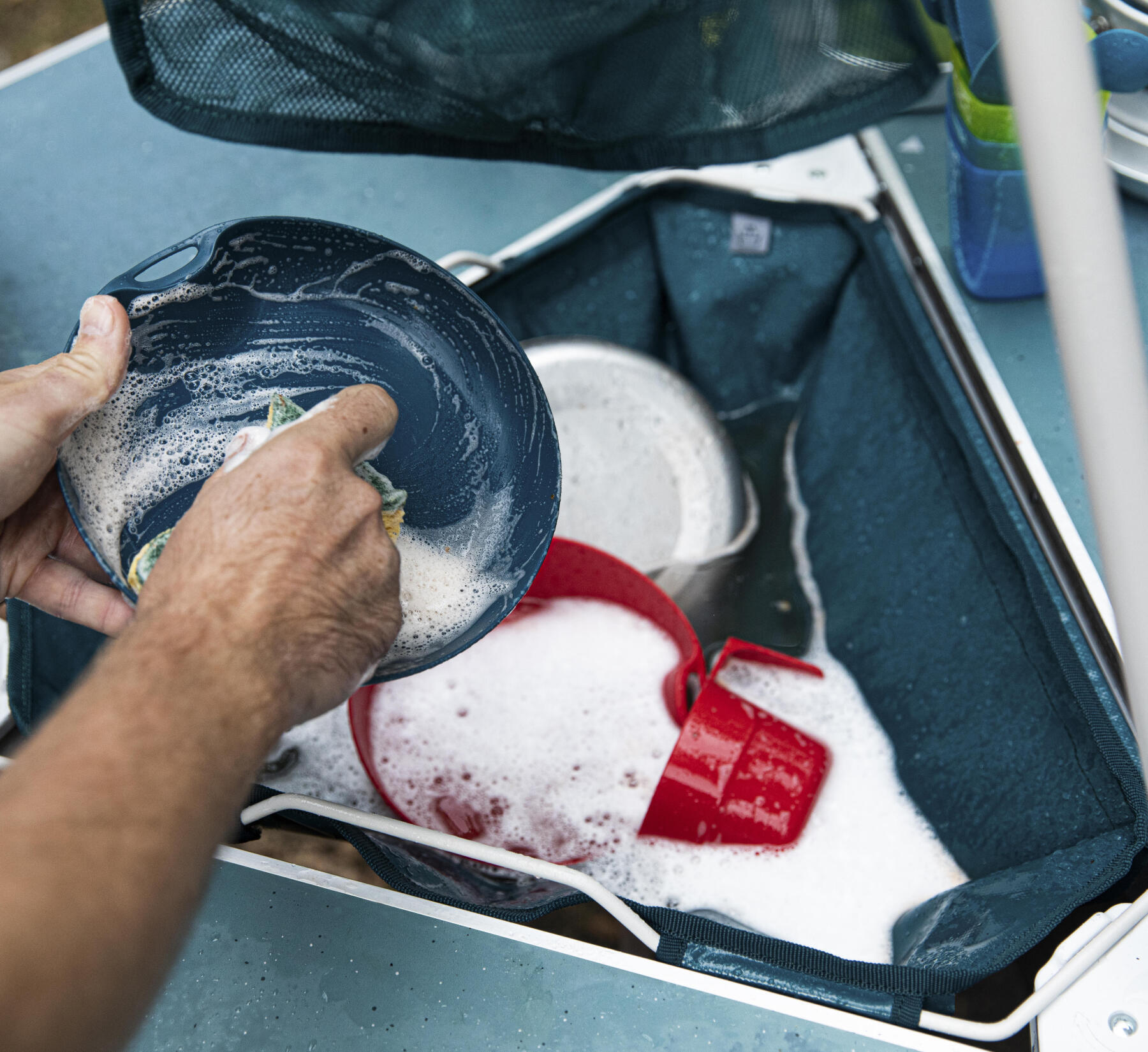 6 tips on how to do the washing up when camping 