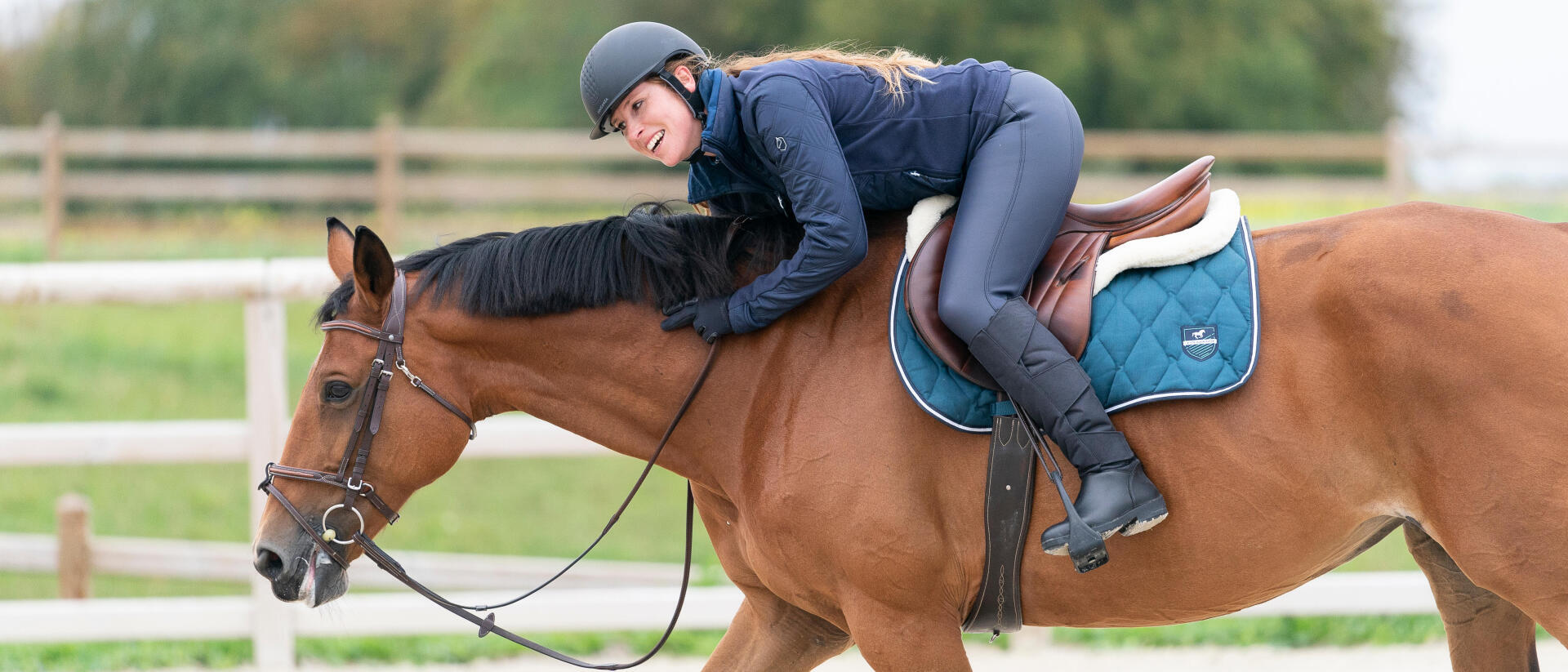 Cheval en train de récupérer après une séance de travail en hiver